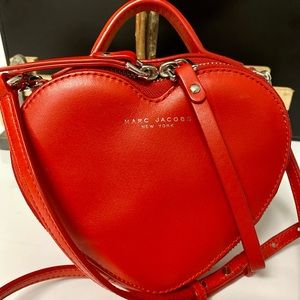 Pre-loved Marc Jacob bag! Very cute, chic and eye catching!